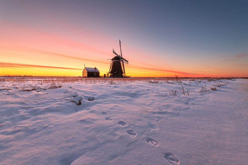Moulin De Koker dans la neige au lever du soleil par Pieter Struiksma
