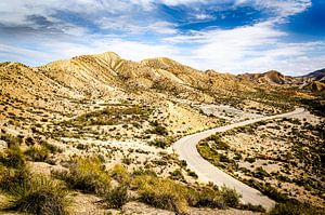 Panorama Landschaft Einsamkeit Strasse in der Tabernas Wüste in Almeria Andalusien Spanien