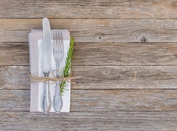 Rustiek diner menu tabel plaatsbepaling met servet, zilveren bestek van Alex Winter