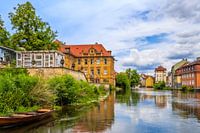 Het kunstenaarshuis Villa Concoridia aan de rivier de Regnitz in de historische oude binnenstad van 