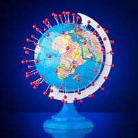 Foto van een wereldbol met heel veel plaatsmarkeringen