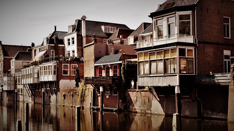 De beaux bâtiments anciens au bord de l'eau à Gorinchem par Maud De Vries