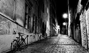 Alley by night von Steven Groothuismink