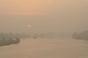 Schiff im Sonnenaufgang über der IJssel an einem schönen Herbstmorgen