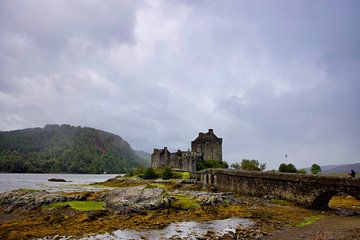 Eilean Donan Castle an einem berauschenden schottischen Tag von Laura Krol