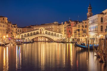 Venedig Rialto Brücke Blaue Stunde von Jean Claude Castor