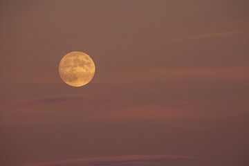 De volle maan in het Engadin boven de Flüela-pas in november