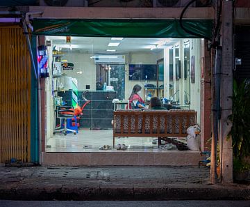 Bangkok in de nacht (vrouw bij de kapper) van Bart van Lier