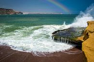 Branding bij het rode strand van het schiereiland Paracas met regenboog, Peru van Rietje Bulthuis thumbnail