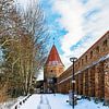 Uitzicht op de stadsmuur en de Lagebuschtoren  in de winter in de van Rico Ködder