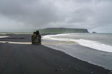 Islande - Plage noire de Reynisfjara sur la côte sud sur adventure-photos