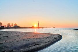 Hellevoetsluis Lighthouse at sunrise by Heleen Sandee