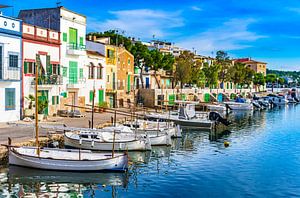 Hafen von Porto Colom mit bunten Häusern auf Mallorca, Spanien Balearische Inseln