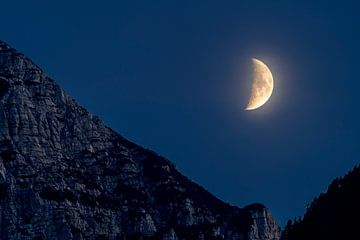 Wassende maan achter berg van Stephan Zaun