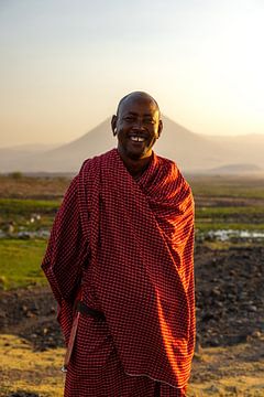 Masai avec des costumes caractéristiques lors du coucher de soleil sur un volcan