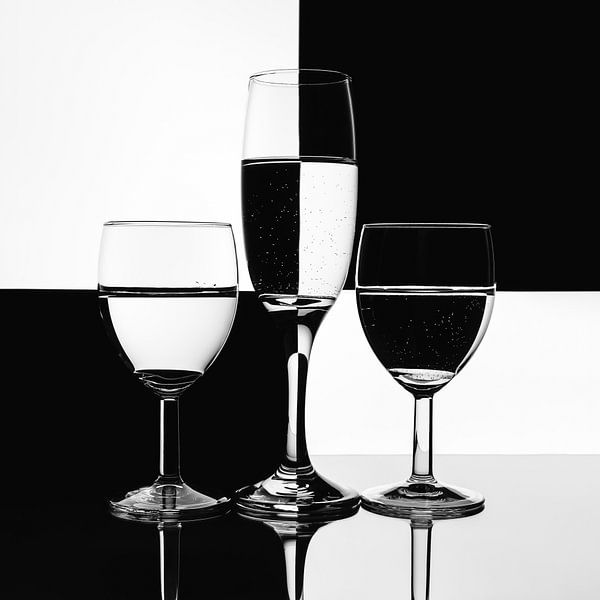Assiette abstraite avec des verres à vin sur un fond noir et blanc. Les reflets dans l'eau forment u par Jolanda Aalbers