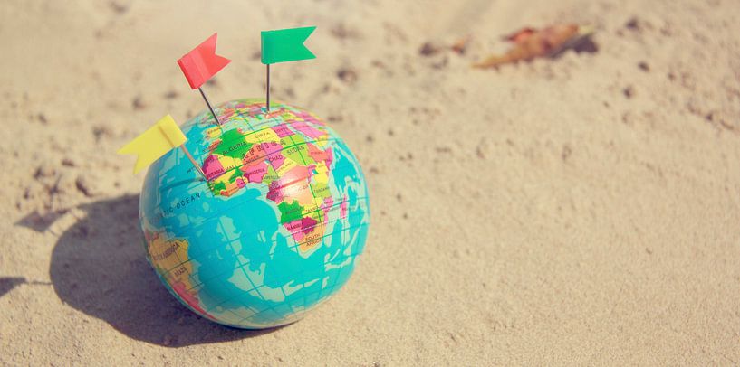 Wereldbol op het Strand van World Maps