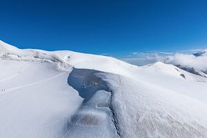 Alpinisten auf dem Grat der Aguille de Midi in den französischen Alpen bei Chamonix. Wout Kok One2ex von Wout Kok