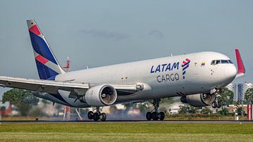 Landing LATAM Cargo Boeing 767-300. van Jaap van den Berg