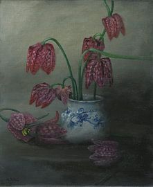 Stillleben mit Schachbrettblumen, Fritillaria meleagris von Helga Pohlen - ThingArt