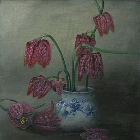 Stilleven met geblokte bloemen, Fritillaria meleagris van Helga Pohlen - ThingArt