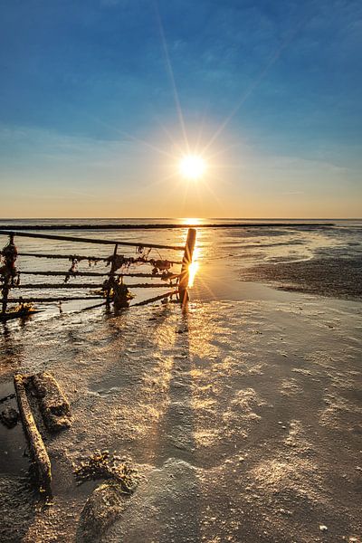 Sunset and a fence on the dike near Roptazijl by Harrie Muis