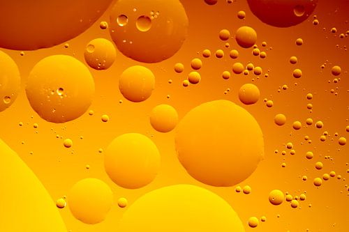 Abstracte macrofoto van oliebelletjes in water
