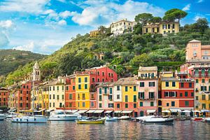 Blick auf Portofino, das Dorf und den Yachthafen. Ligurien, Italien