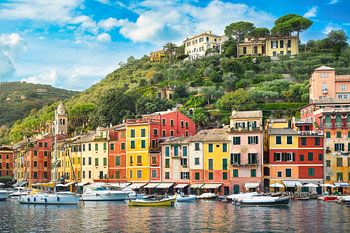 Uitzicht op Portofino, het dorp en de jachthaven. Ligurië, Italië
