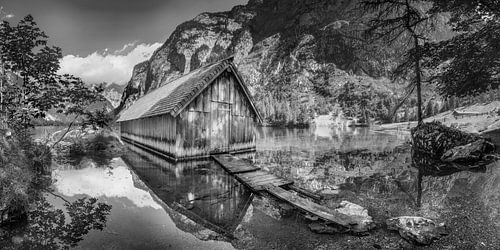 Boothuis aan het meer in Beieren in Berchtesgaden. Zwart-wit beeld.