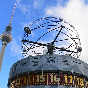 Wereldtijdklok met televisietoren aan de Alexanderplatz, Berlijn