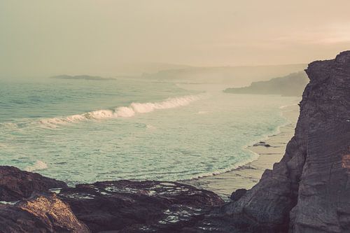 La côte sauvage du Portugal avec les vagues