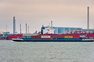 Containerschip vaart door de haven van Rotterdam van Anouschka Hendriks