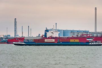 Containerschip vaart door de haven van Rotterdam van Anouschka Hendriks