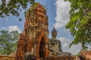 Zittende boeddha in Ayutthaya Thailand van Marilyn Bakker
