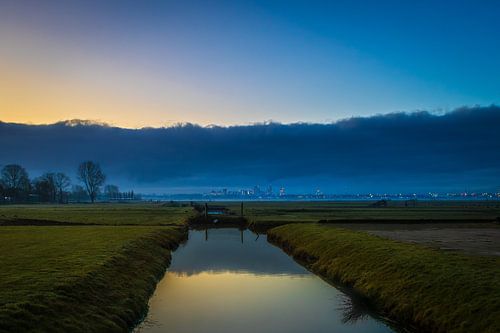 Skyline von Rotterdam in der Blauen Stunde von Teus Oosterwijk