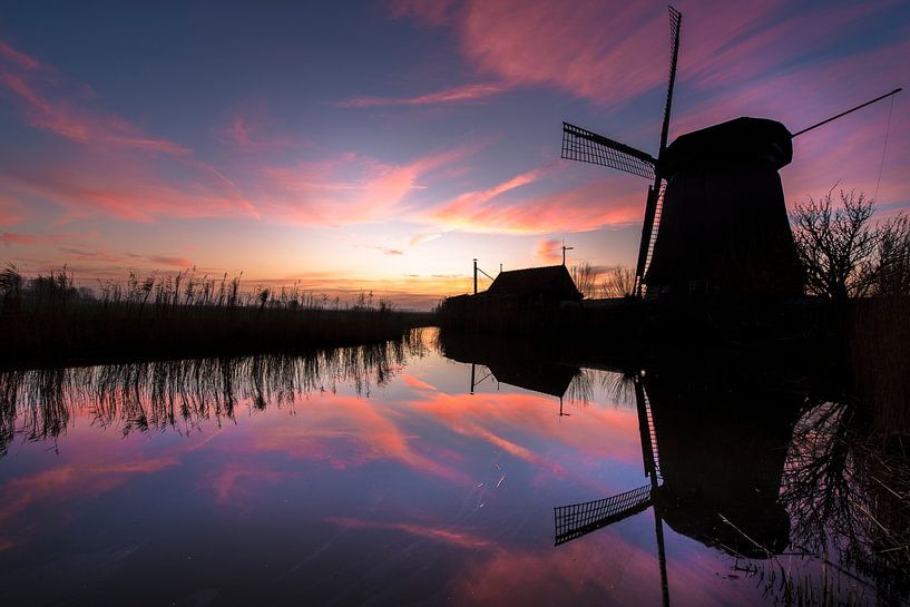 Réflexion du moulin à vent au coucher du soleil 1 par Marc Hollenberg