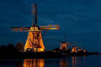 Beleuchtete Windmühlen Kinderdijk.