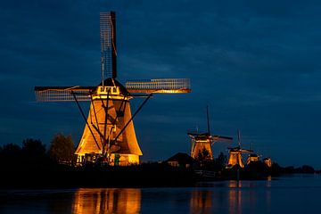 Verlichte molens Kinderdijk. van Gerrit van de Velde