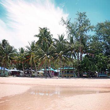 Bunte Strandhäuser in Thailand