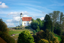 Petite église nichée dans un paysage verdoyant au bord du lac de Forggensee