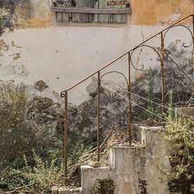 Wand mit Fensterrahmenluke und Treppe in Griechenland