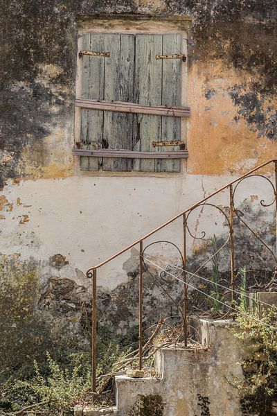 Muur met Raamkozijn Luik en Trapje in Griekenland van Art By Dominic