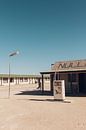 Retro petrol station along the road in Australia by Guido Boogert thumbnail