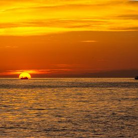 Fischer geht bei Sonnenuntergang nach Hause von Mark Scholten