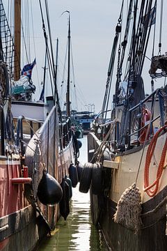 Ships in the port of Terschelling by Klaas Doting