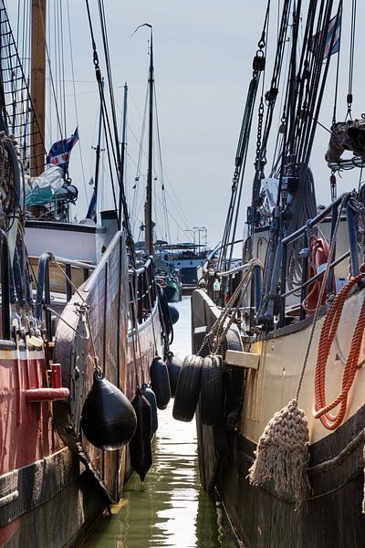 Schiffe im Hafen von Terschelling von Klaas Doting