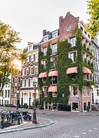 Maison de conte de fées au bord du canal à Amsterdam
