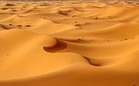 Marche dans les dunes de sable incurvées (Maroc) par Tux Photography Aperçu
