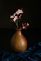 Nature morte fleur de cerisier dans un vase en cuivre | Fine-art photography